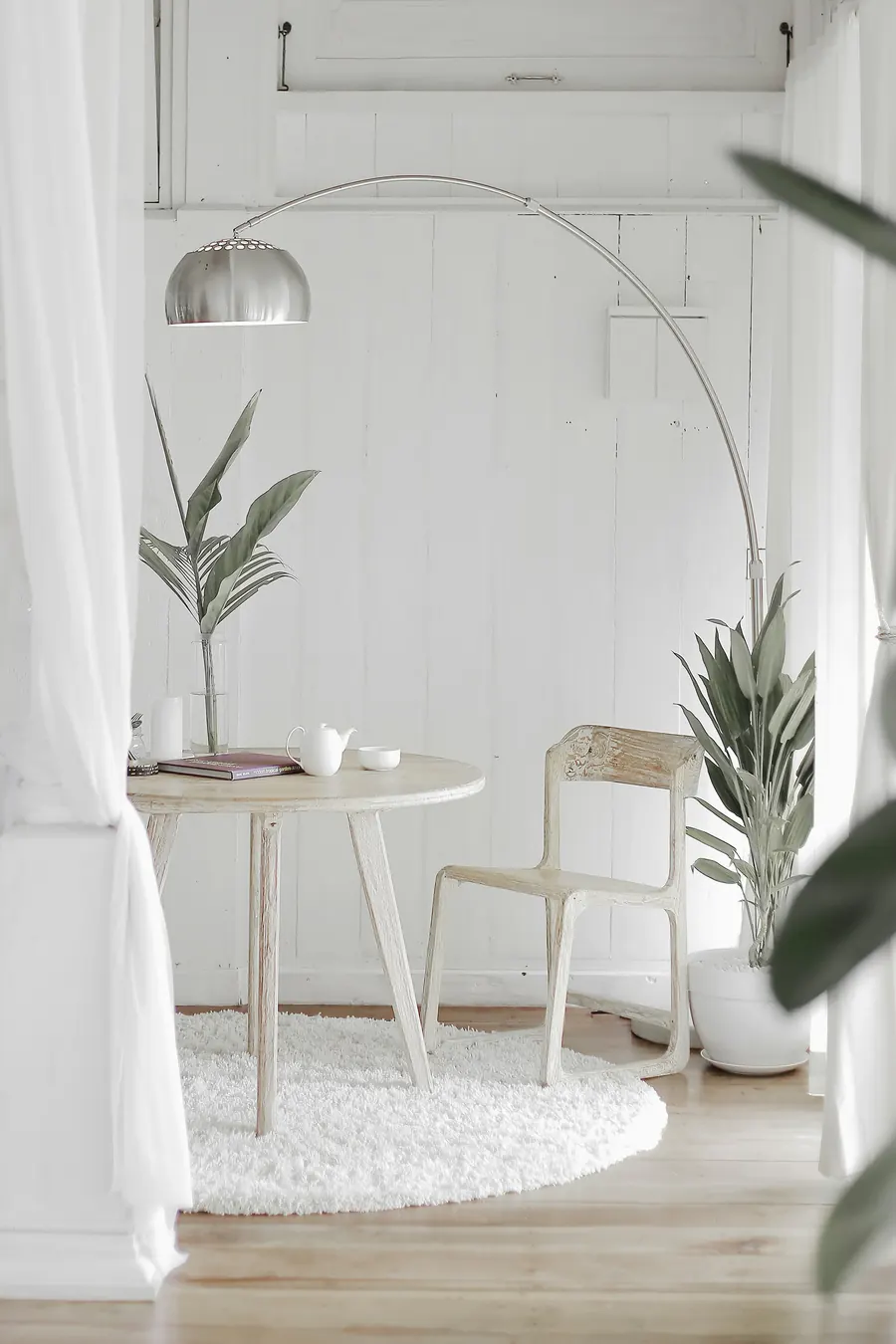 Rincón blanco y minimalista con plantas