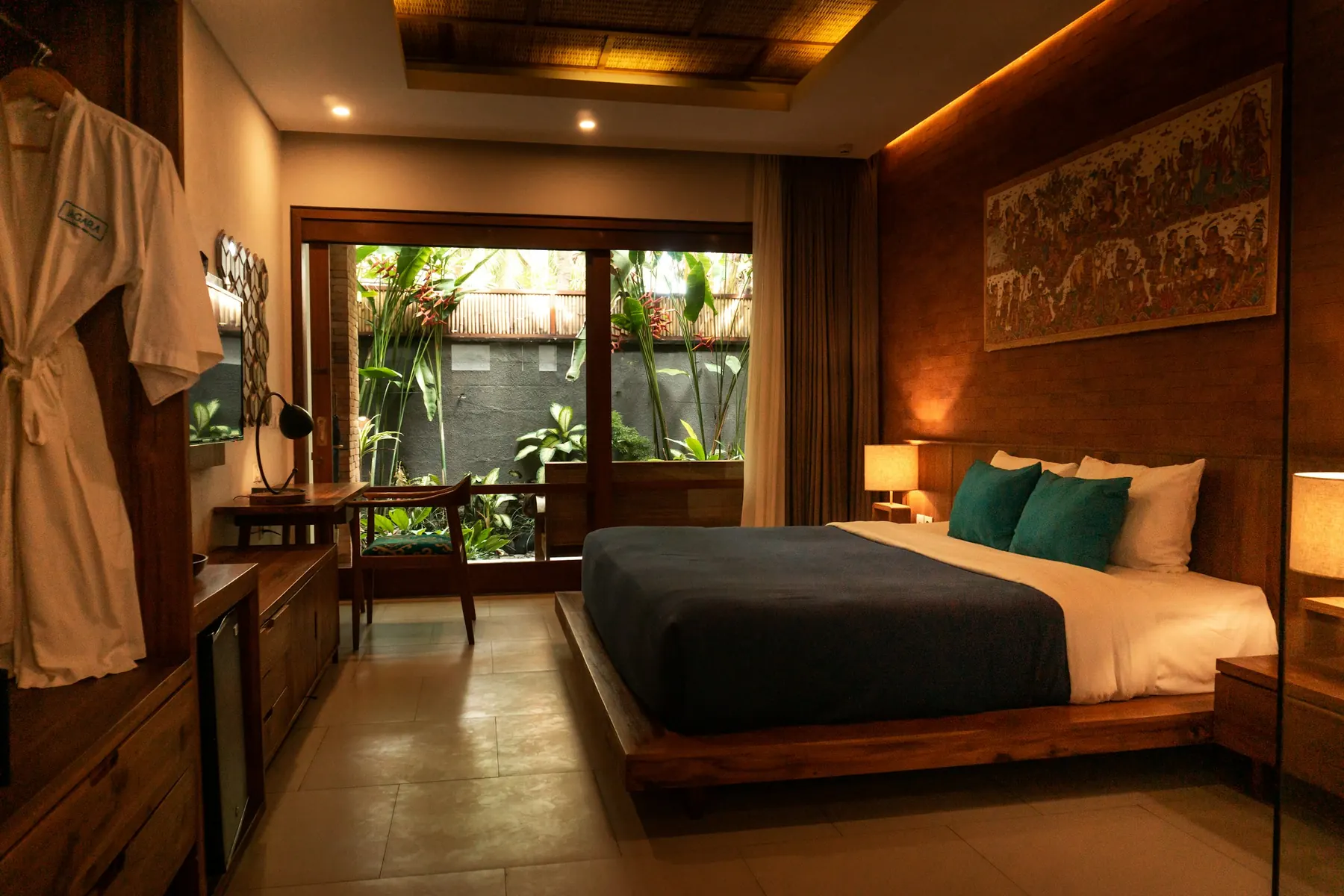 Habitación de hotel con madera e iluminación cálida