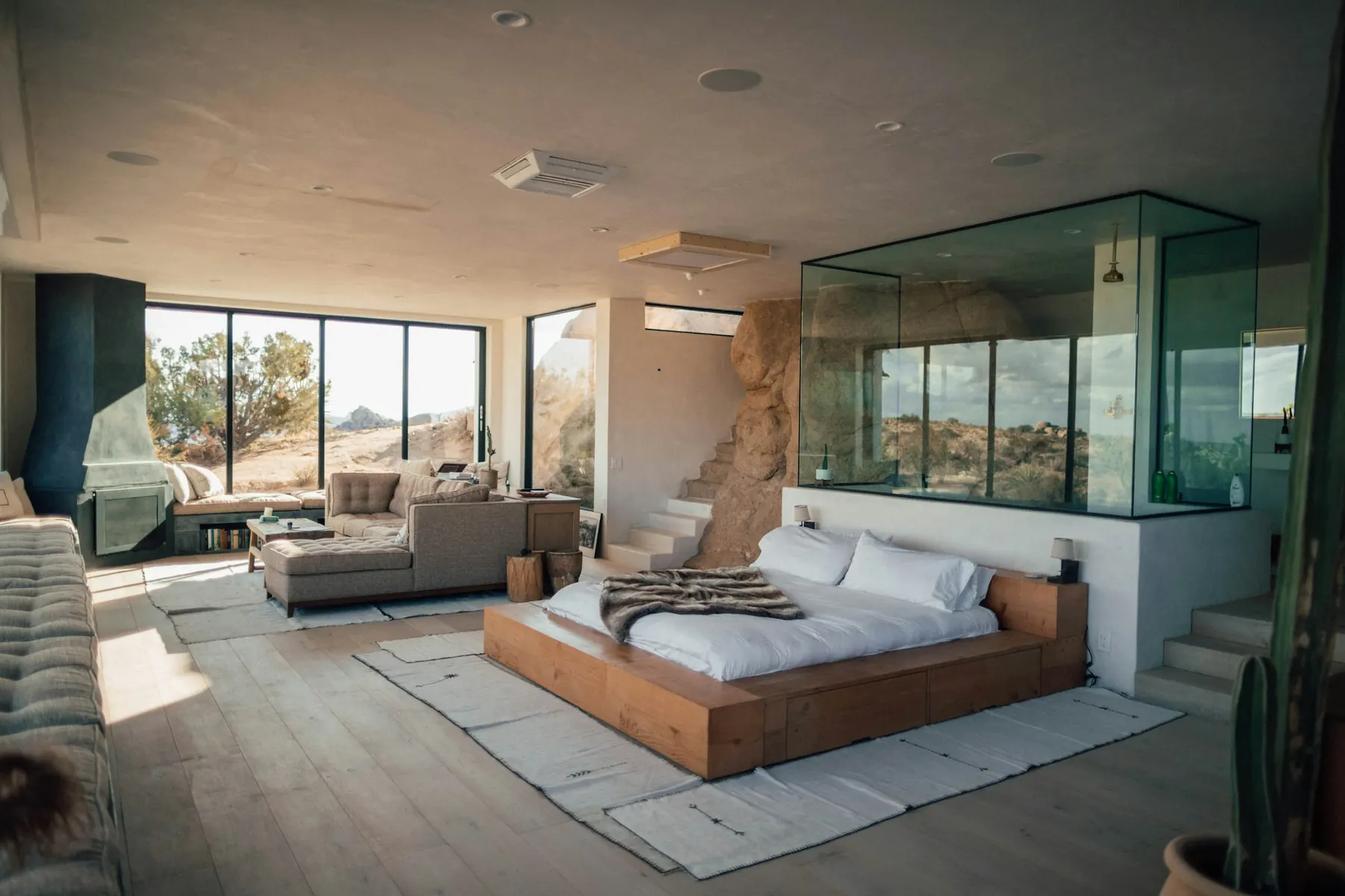 Suite con muros de vidrio y piedra